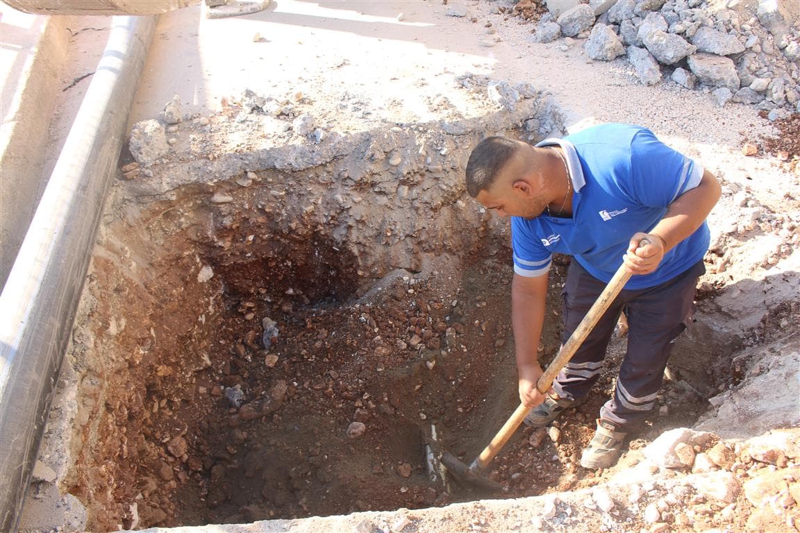 Büyükşehir Finike Eski Mahallesinin kanalizasyon sorununu çözüyor