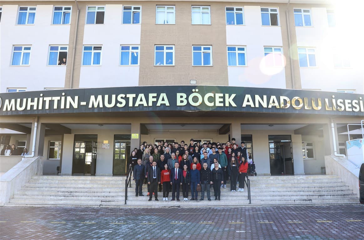 Antalya Büyükşehir Belediye Başkanı Muhittin Böcek, öğrencilerle buluştu