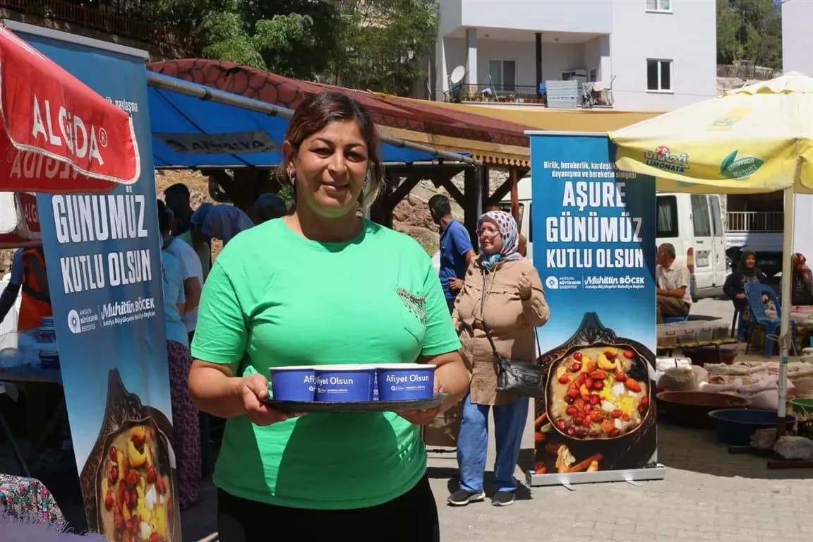 Antalya Büyükşehir Belediyesi’nin geleneksel aşure ikramları devam ediyor