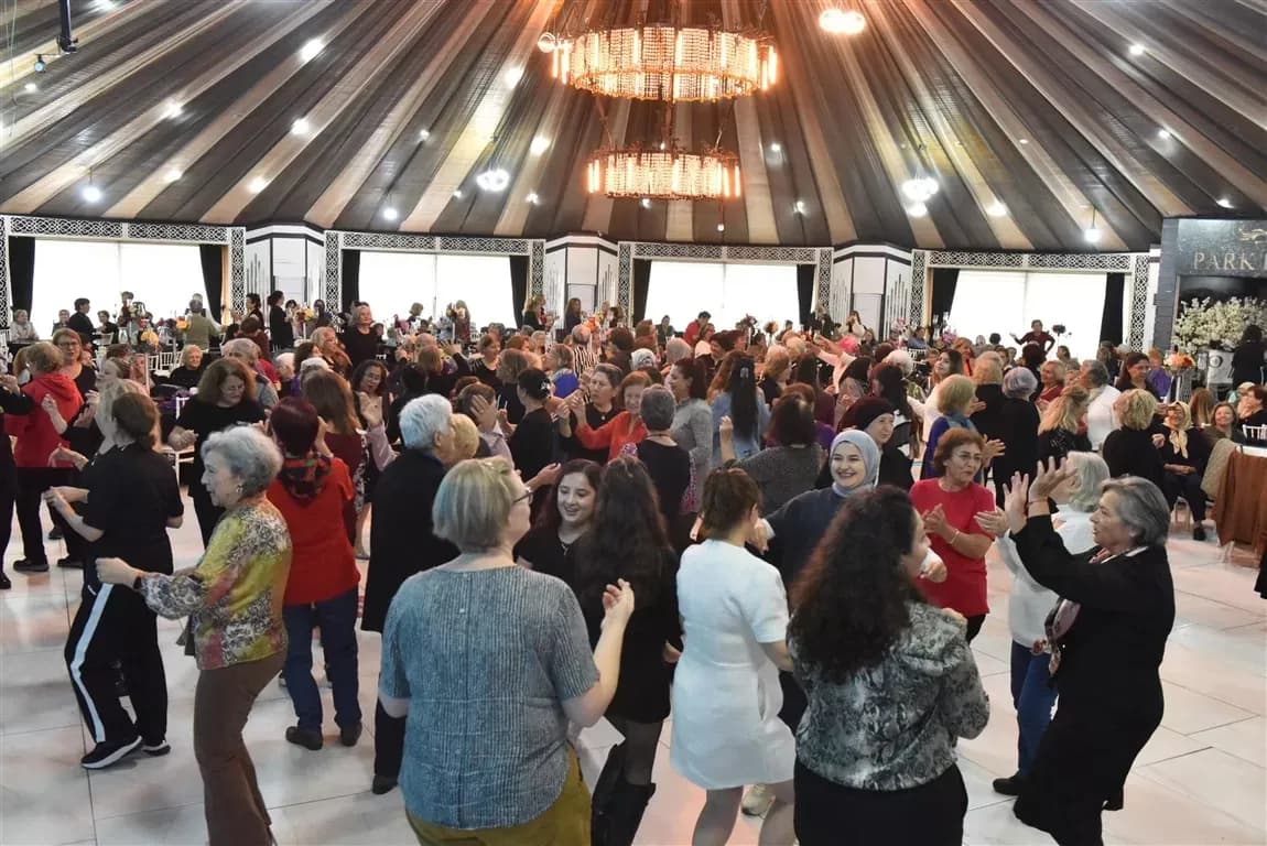 Kepez’de Tazelenme Üniversitesi öğrencileri kadınlar matinesinde bir araya geldi
