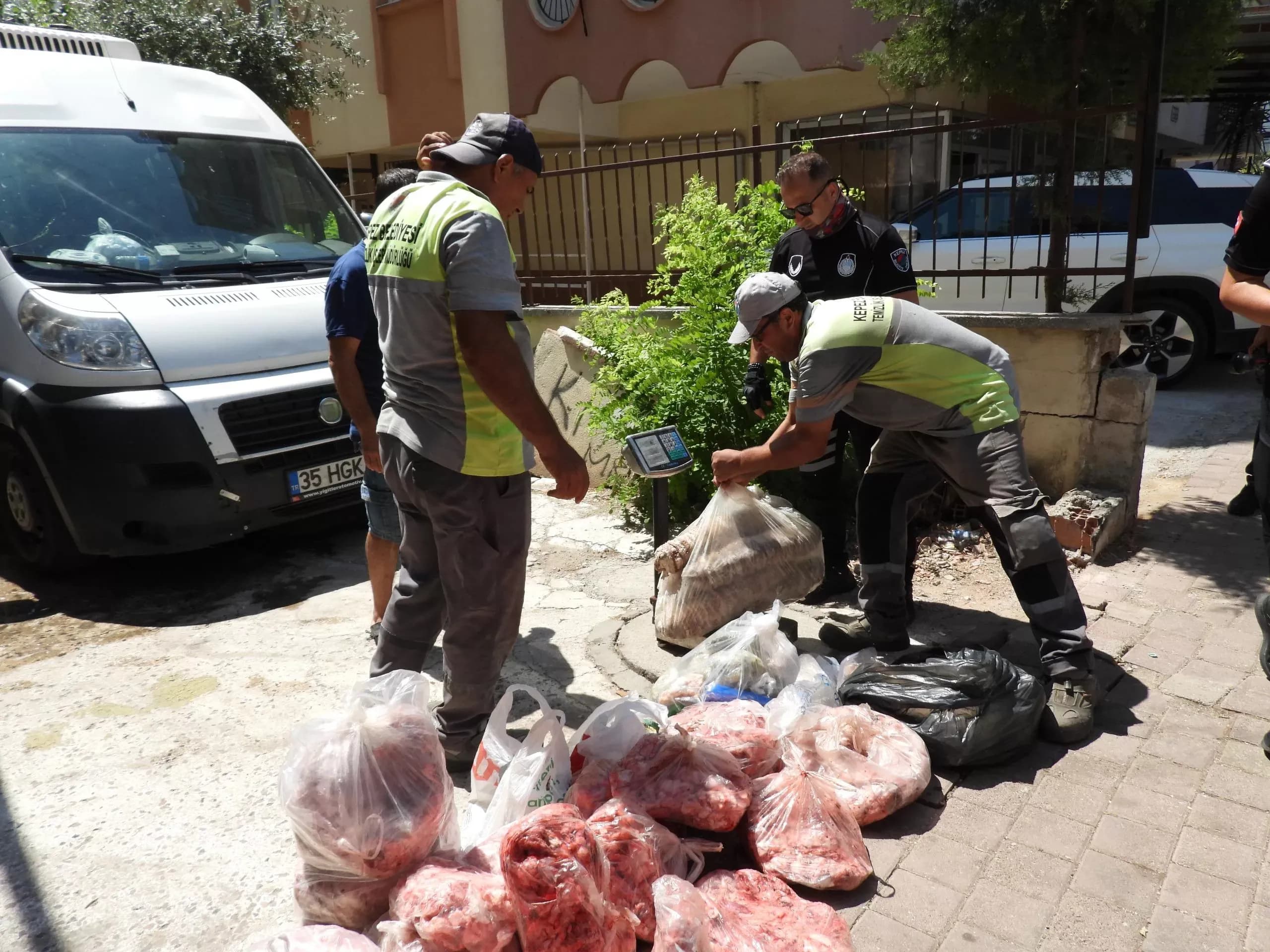 Kepez Belediyesi'nin, bir gıda deposunda yaptığı denetimde işletme mühürlendi