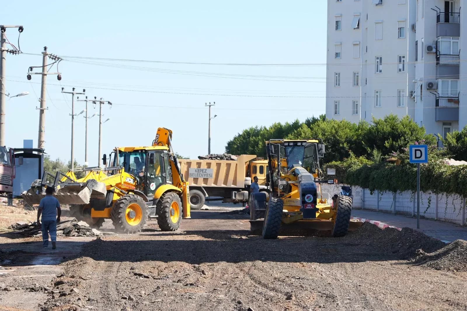 Kepez Belediyesi, Turgut Cansever Caddesi'nde yol yenileme çalışması yürütüyor