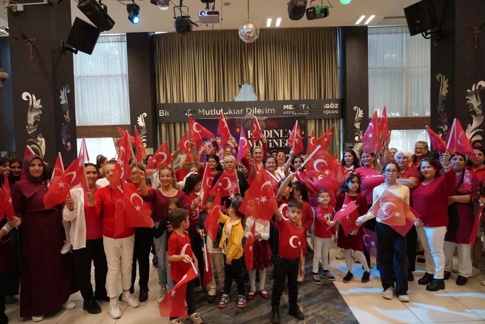 Türk bayraklarıyla poz veren kalabalık
