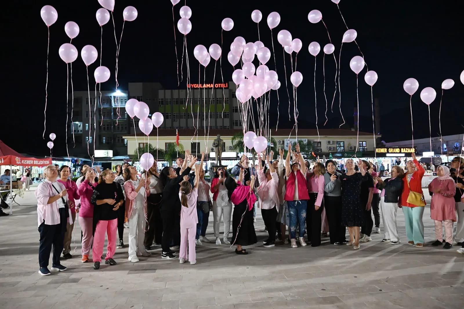 Kadınlar toplu halde gökyüzüne pembe balon bırakıyor