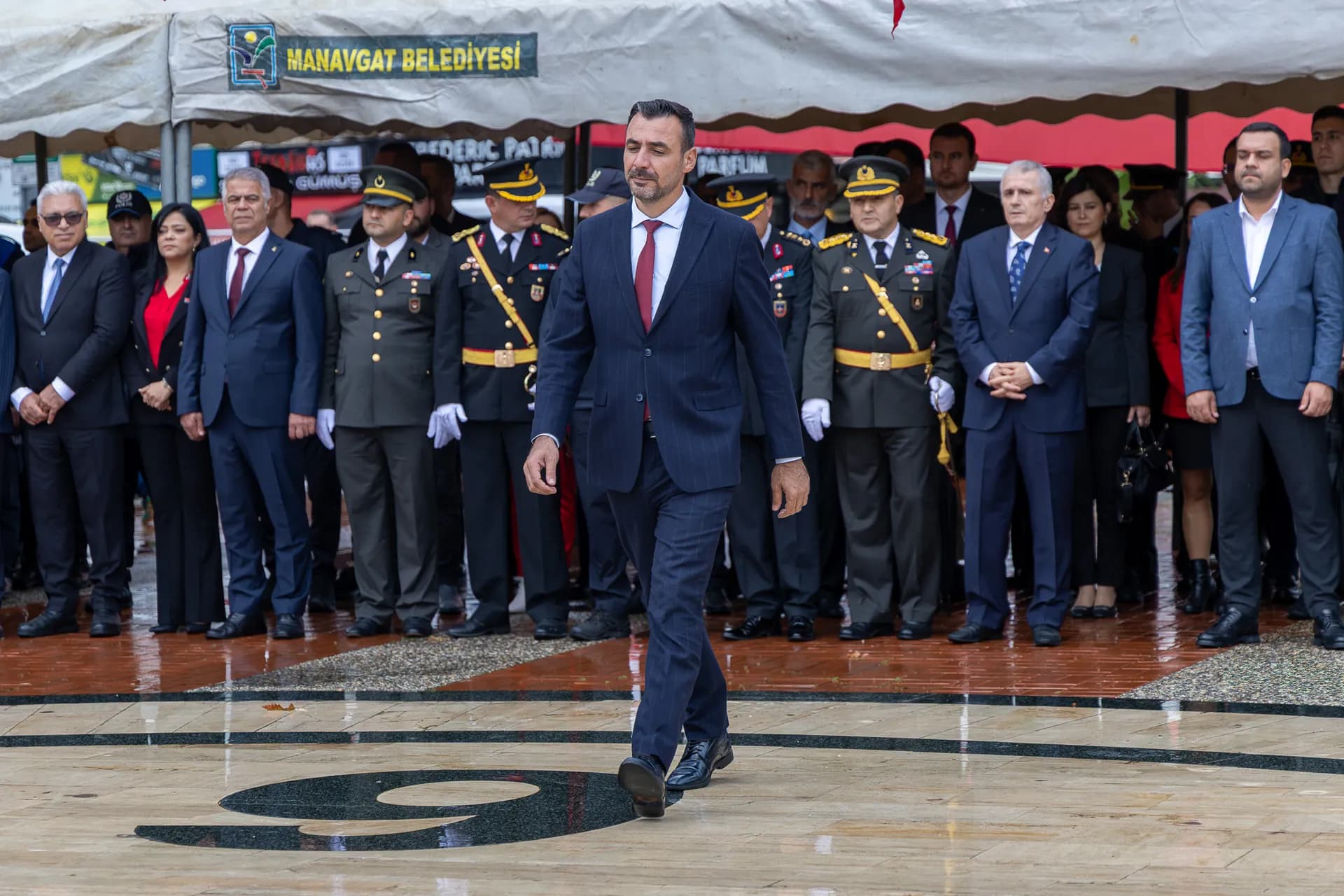 manavgat belediye başkan vekili çiçek çelenk sunmaya yürürken
