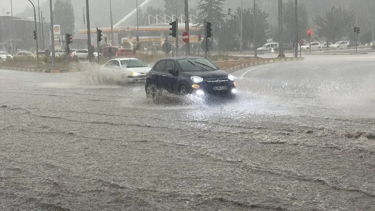 sular içinde araba yoğun yağış
