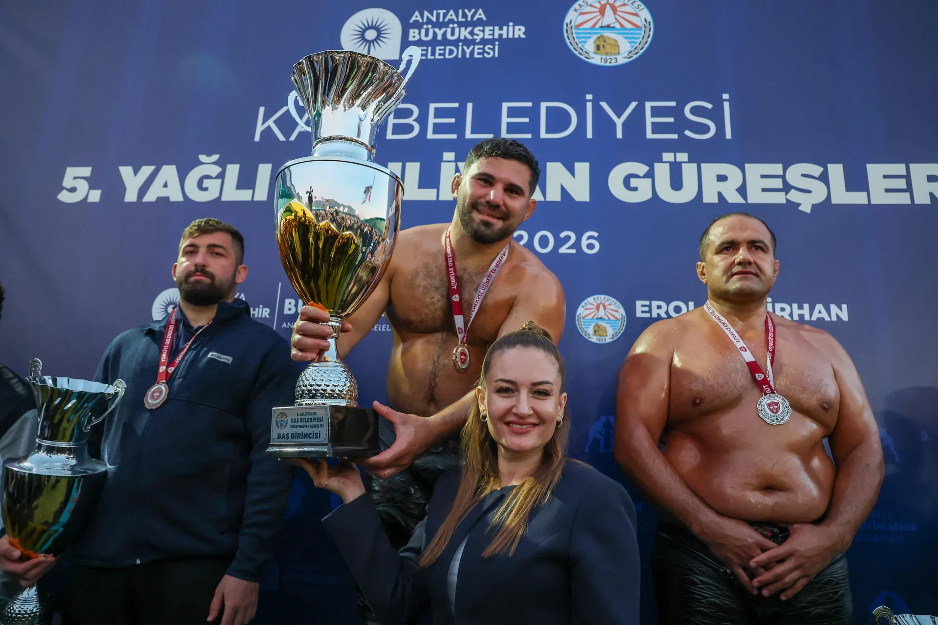 Büyükşehir sporcusu Erkan Taş Kaş'ta güreş müsabakasının  kazananı oldu 