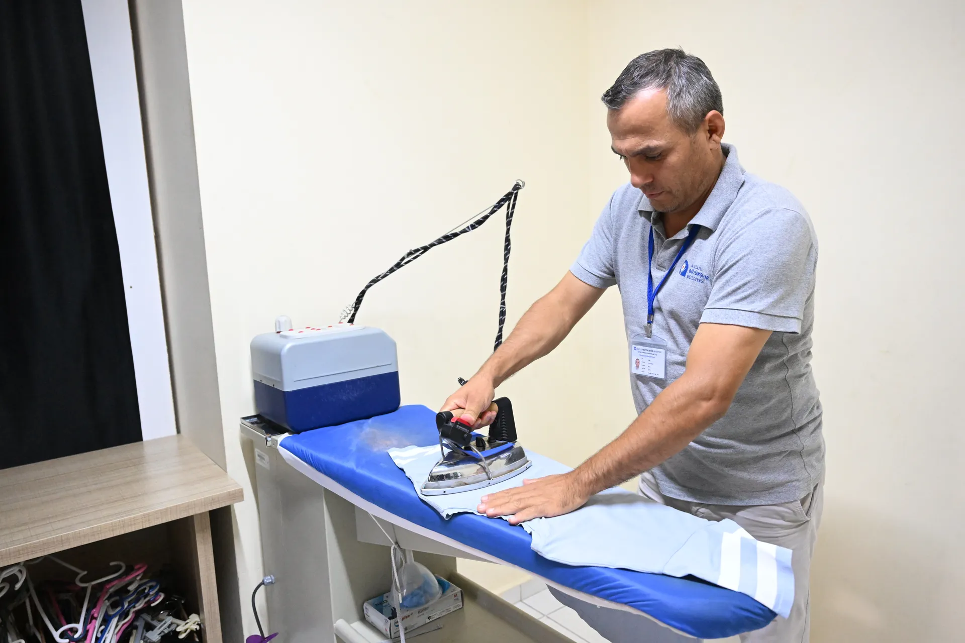 Büyükşehir giysi desteği öncesi kıyafetler ütüleniyor