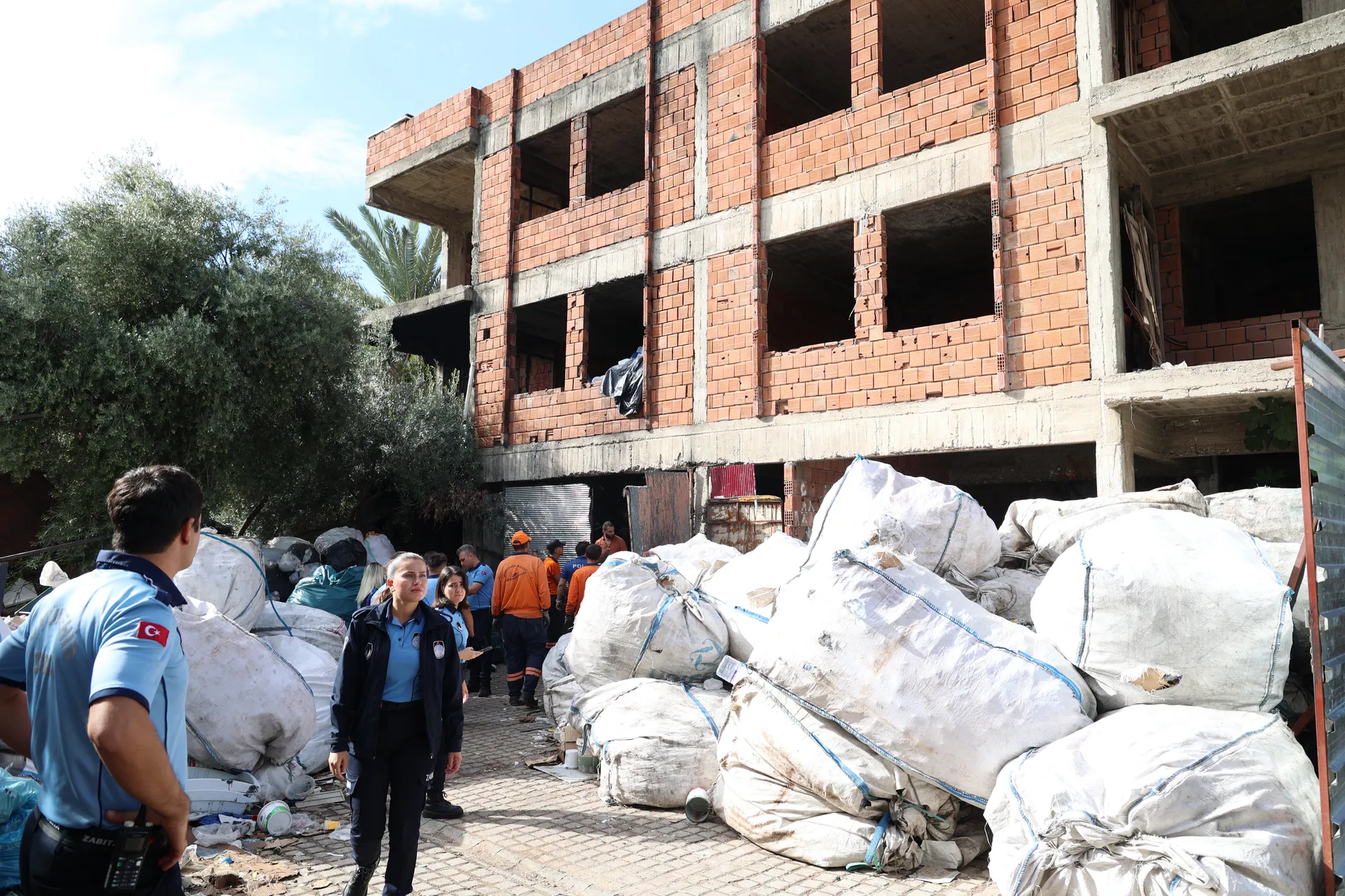 Balbey Mahallesi'nde hurdacılara Antalya Büyükşehir temizlik operasyonu düzenledi