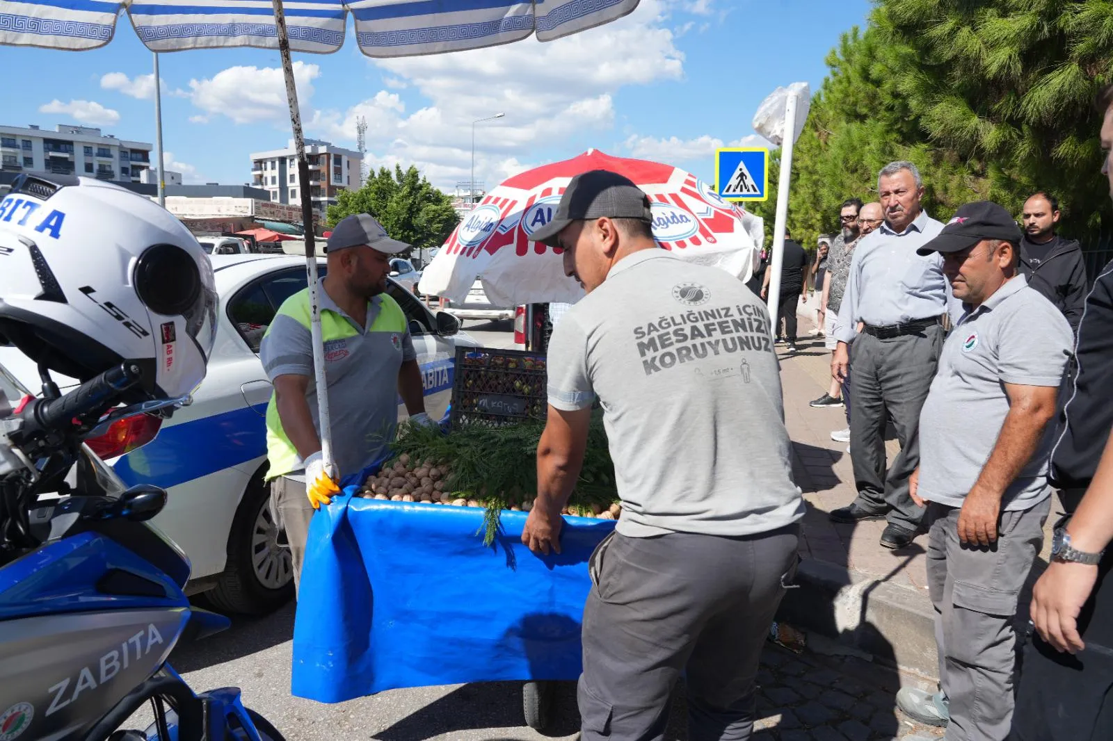 Ceviz aracını zabıta ekipleri kaldırıyor