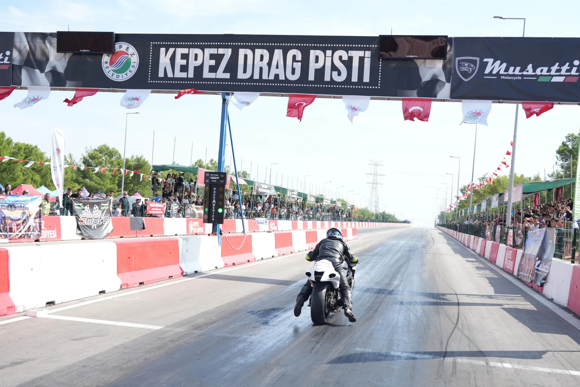 Drag pistinde motorcu start bekliyor