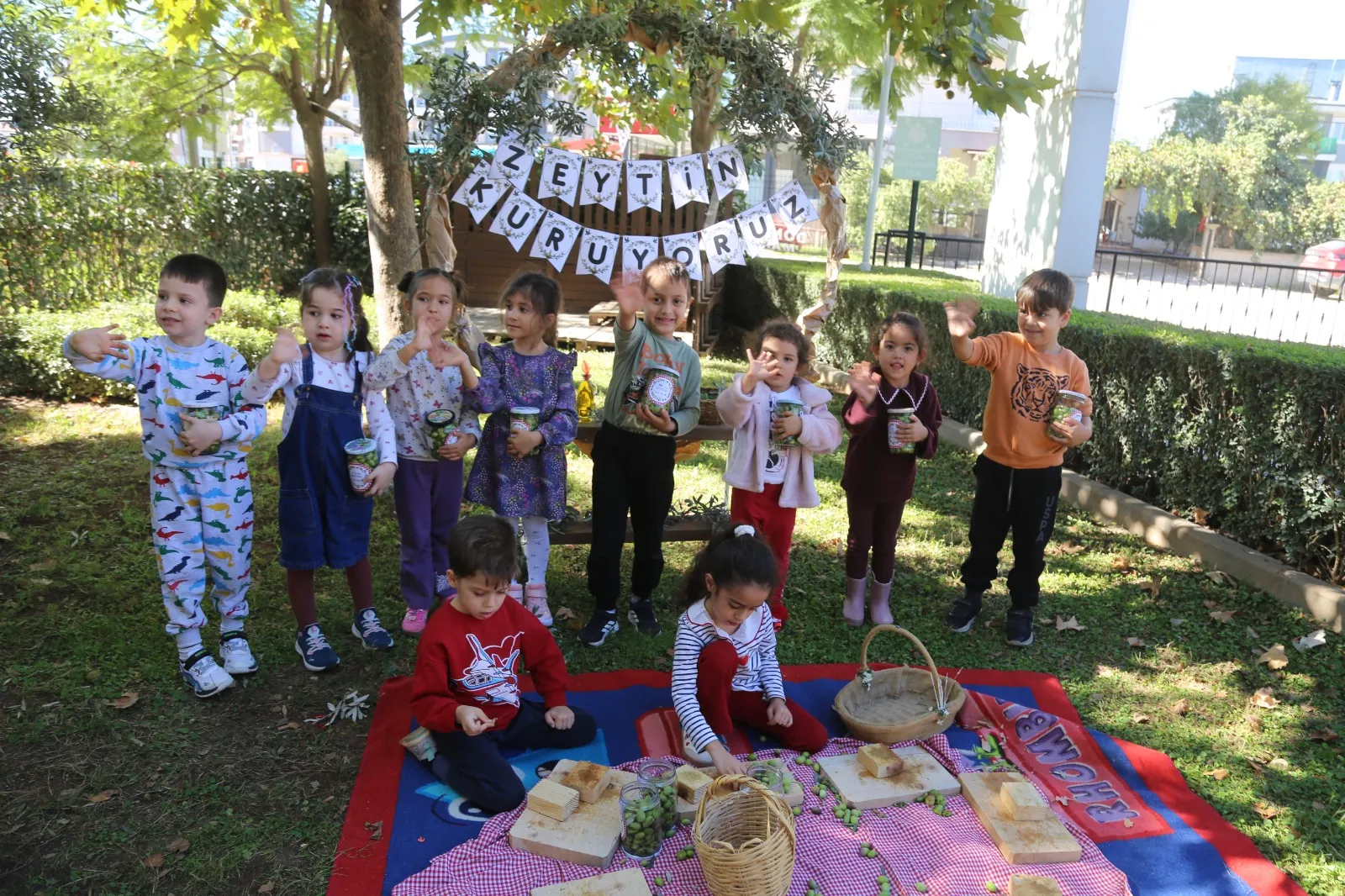 Ekolojik Gündüz Çocuk Bakımevi zeytin toplama etkinliği