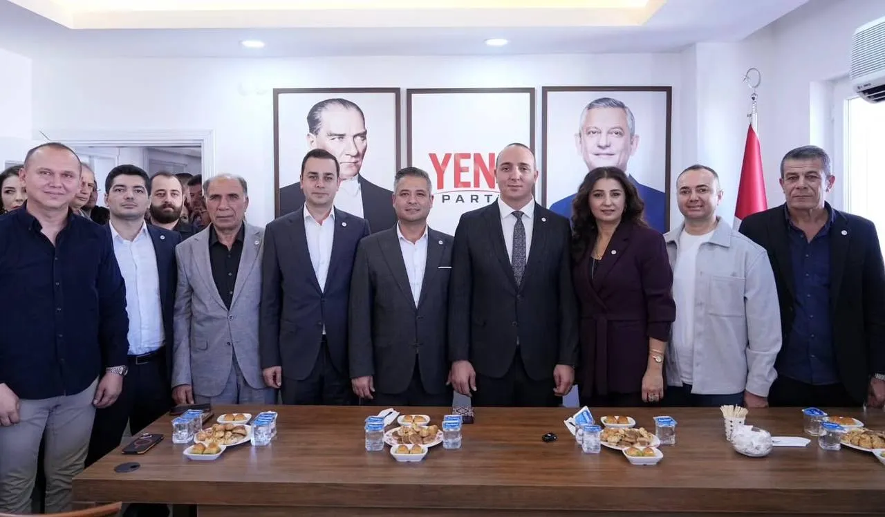 Kotan'a YENİ Parti rozeti törende takıldı