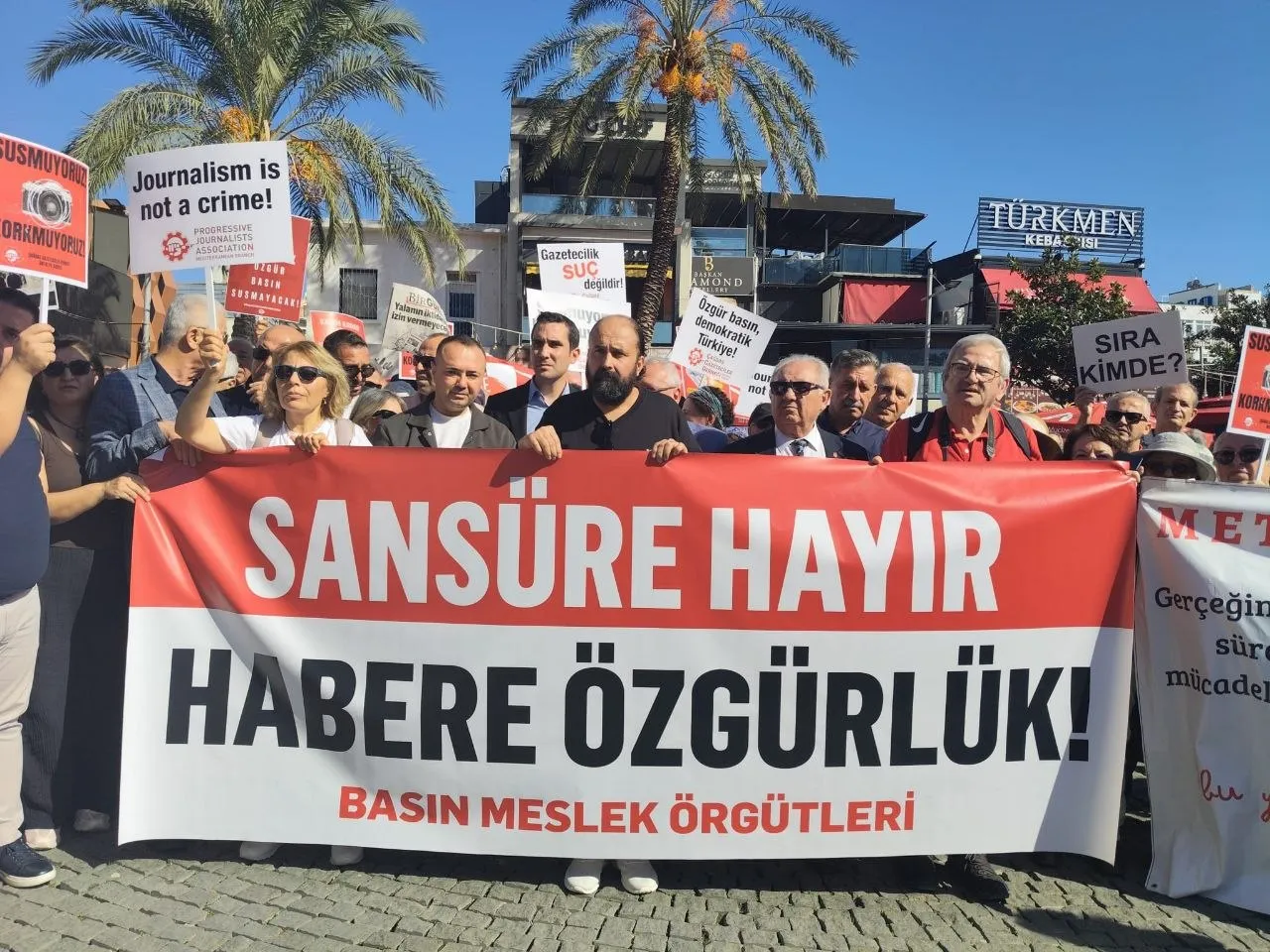 sansüre hayır habere özgürlük pankartını tutan insanlar gazeteciler