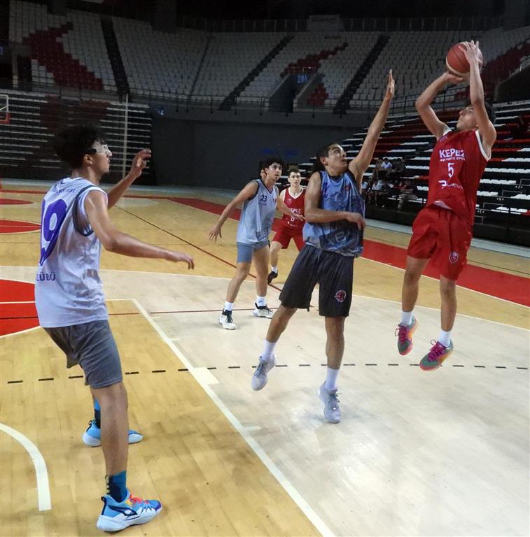 Kepez U18 Erkek Basketbol Takımı, farklı kazandı