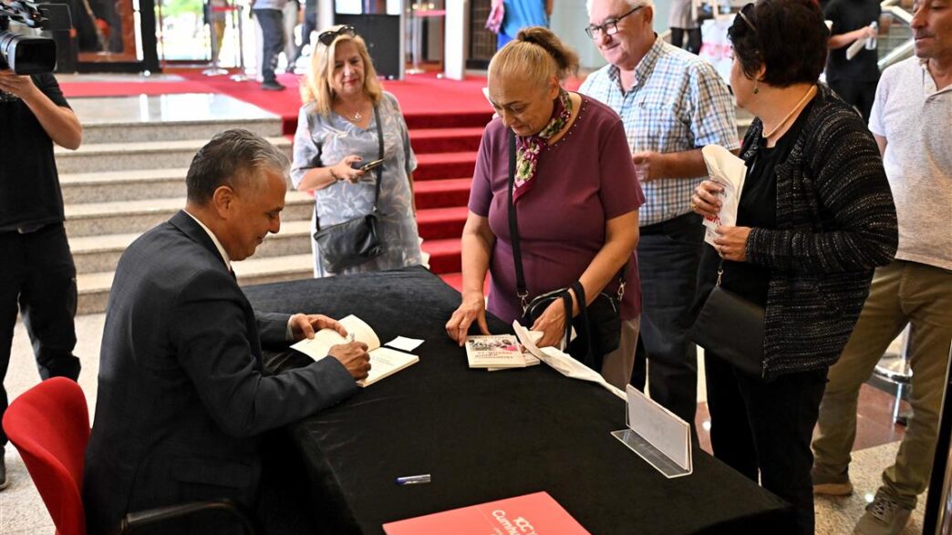Muratpaşa Belediye Başkanı Ümit Uysal kitabı