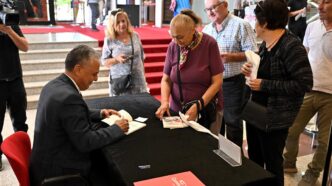 Muratpaşa Belediye Başkanı Ümit Uysal kitabı