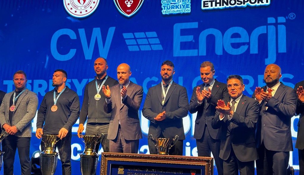 CW Enerji Türkiye Yağlı Güreş Ligi kupası