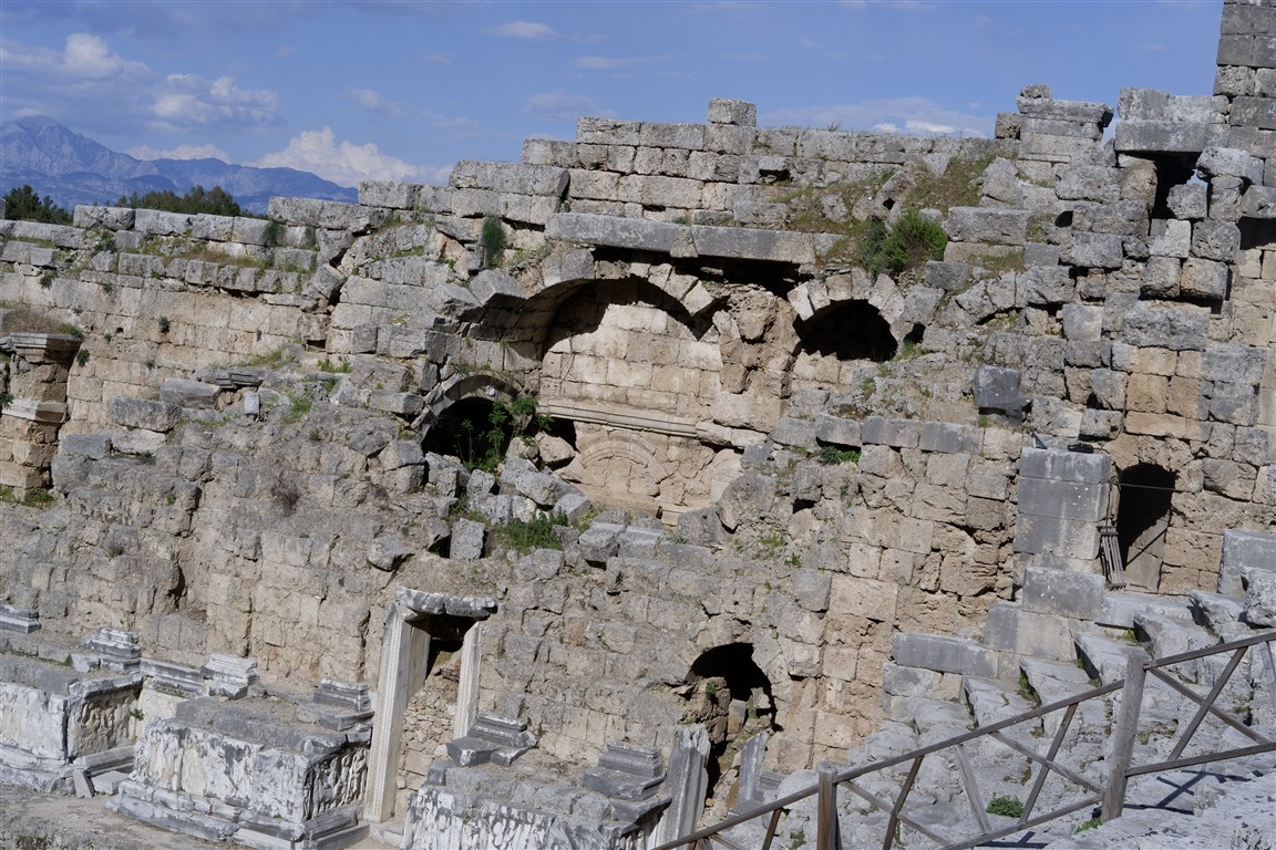 Perge Antik Kenti, Antalya turizm ,Roma dönemi eserleri, Antik kent ziyaretleri ,UNESCO Dünya Mirası, Arkeolojik keşifler, Antalya Müzesi, Kültür turizmi