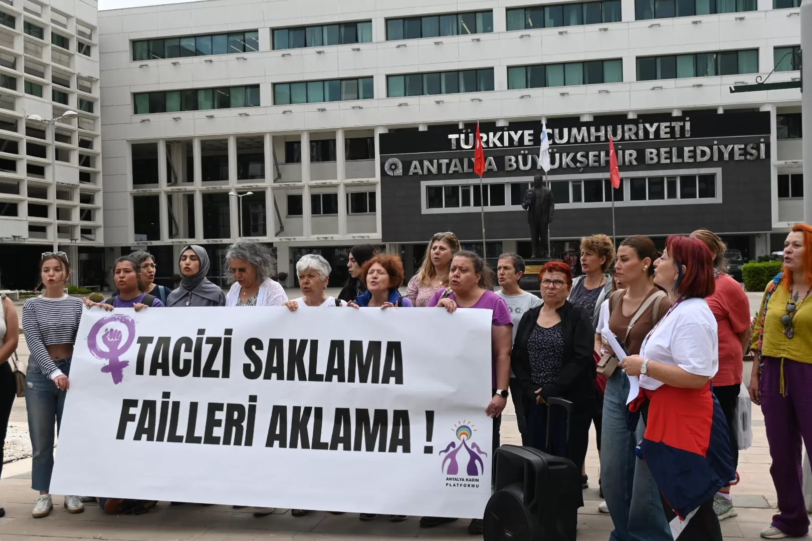 Antalya büyükşehir belediyesi kadın eylemi