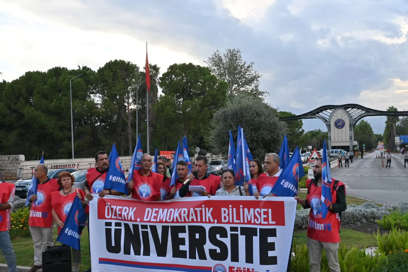 Eğitim-İş Antalya Şubesi üniversite eylemi