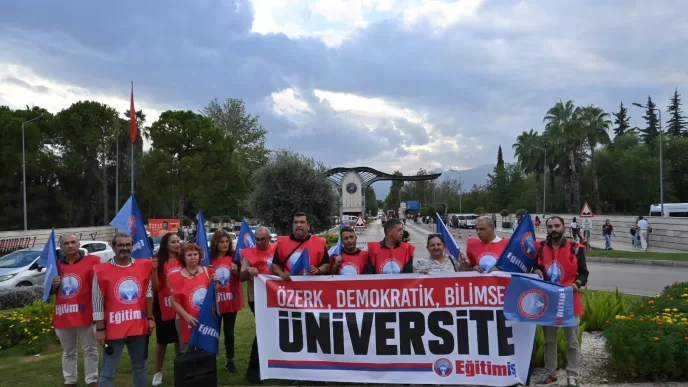 Eğitim-İş Antalya Şubesi üniversite eylemi