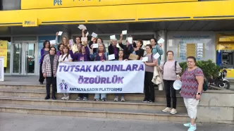 Antalya Kadın Platformu kart atma etkinliği