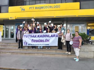 Antalya Kadın Platformu kart atma etkinliği