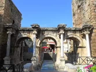 Antalya Hadrian kapısı nerede