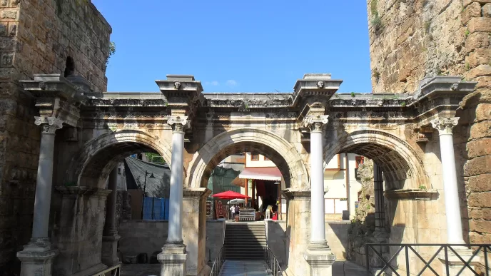Antalya Hadrian kapısı nerede