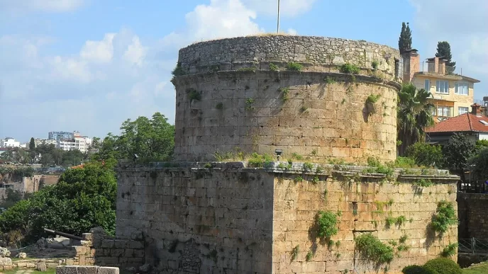Antalya Hıdırlık Kulesi nerede