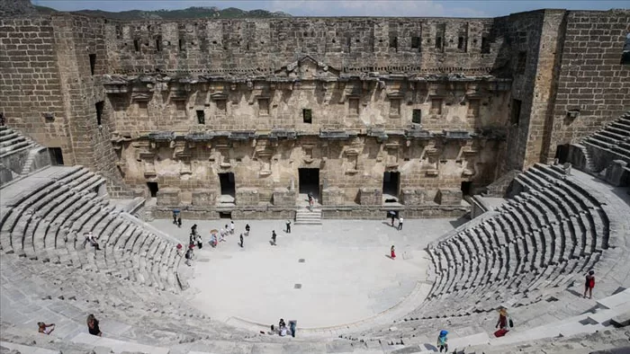 Aspendos antik tiyatrosu nerede