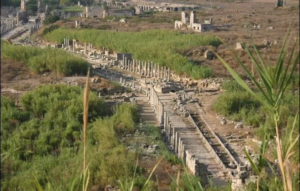 Perge Antik Kenti'nin konumu, tarihçesi, tiyatrosu, stadyumu ve UNESCO statüsüne ilişkin bilgiler bu haberde yer alıyor.