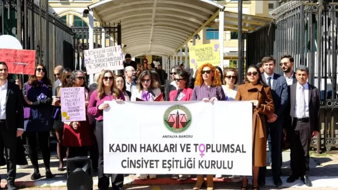 Antalya Adliyesi'nde basın açıklaması