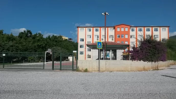 alanya eczacı güzin velittin bekiroğlu kız mesleki ve teknik anadolu lisesi adres