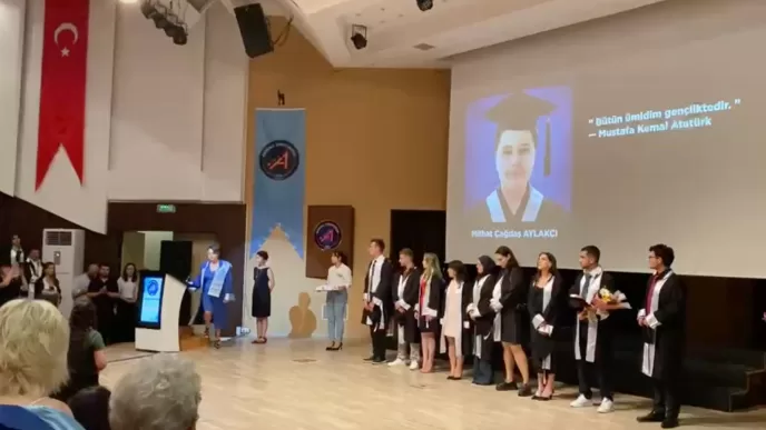 akdeniz üniversitesi protesto toplu mezuniyet protestosu akdeniz üniversitesi mezuniyet